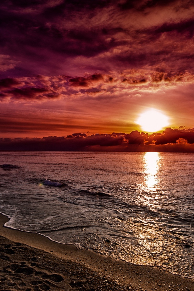 Закат красного солнца над океаном 