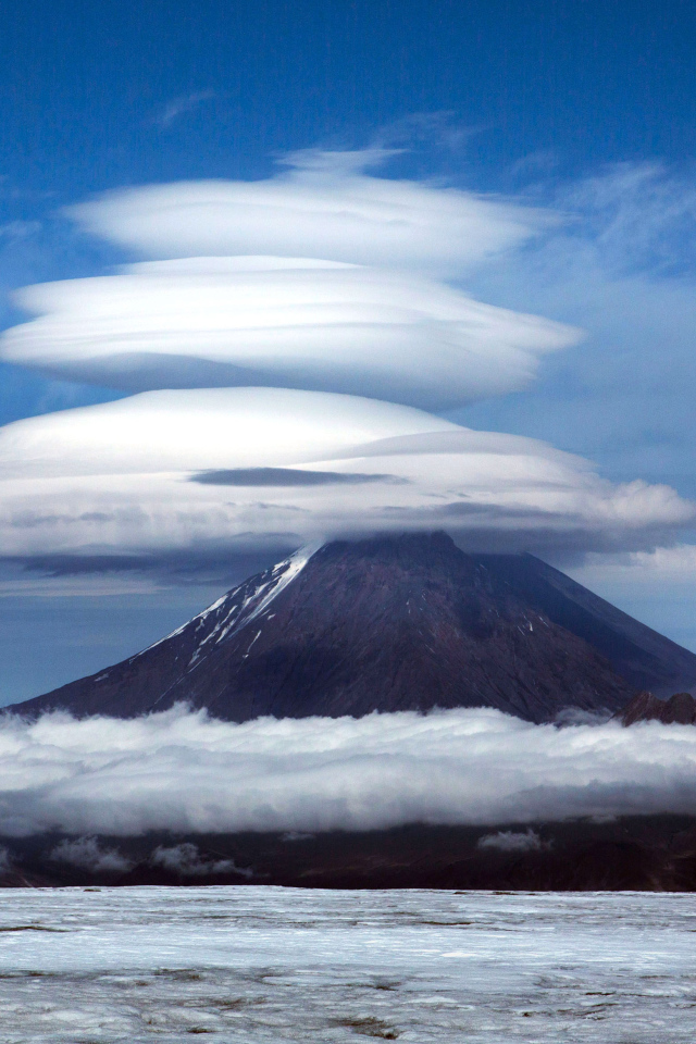 Облака над Ключевской сопкой, Камчатка 
