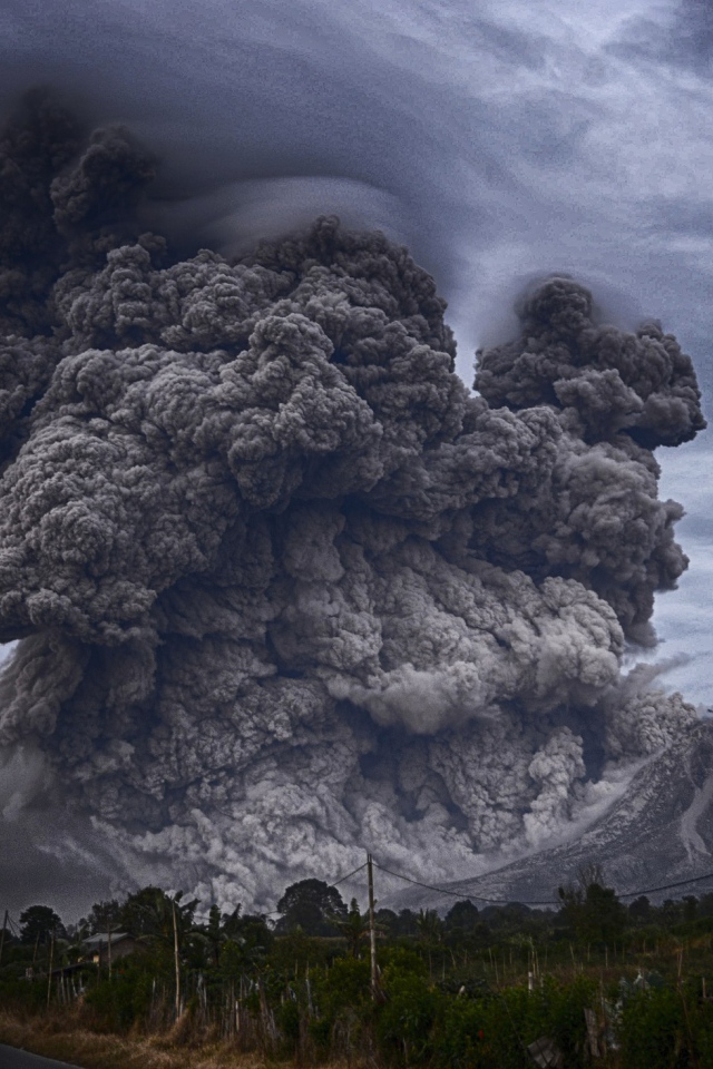 Клубы черного дыма из Вулкана Этна 