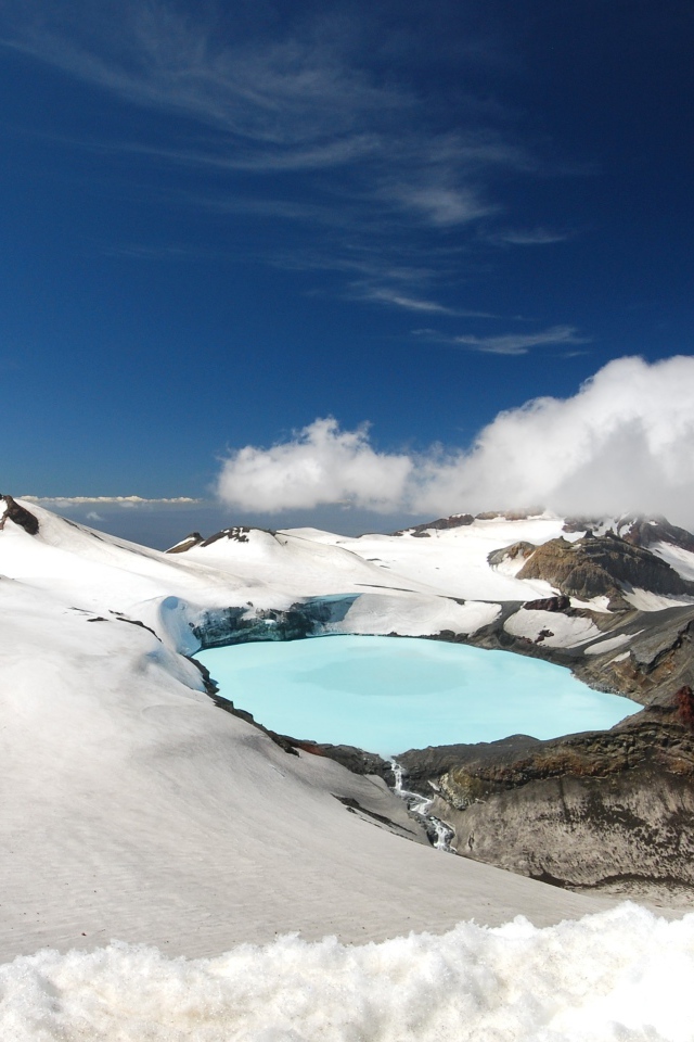 Заснеженный кратер вулкана Тонгариро под голубым небом, Новая Зеландия