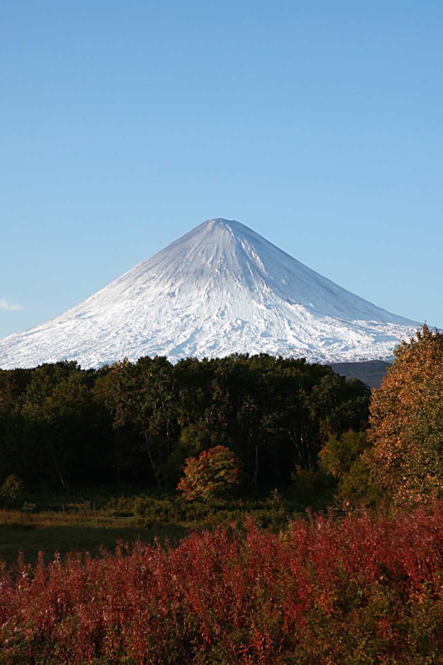 Вид на заснеженную вершину вулкана Ключевская сопка 