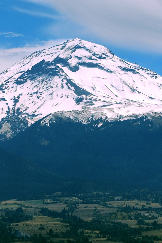 Вид заснеженный на вулкан Попокатепетль, Мексика 