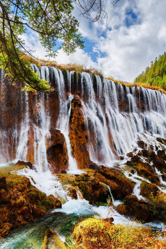 Красивый водопад в осеннем парке Цзючжайгоу, Китай