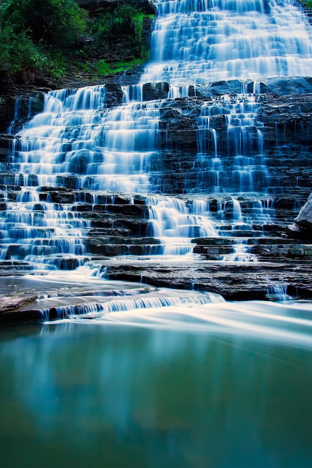 Водопад стекает по каменным порогам