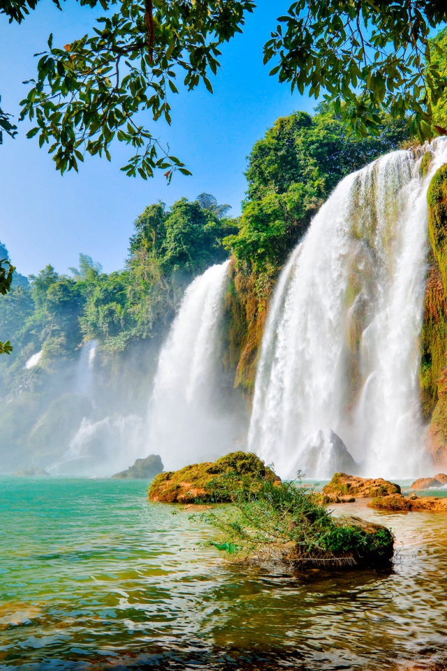 Водопад стекает по скале в озеро