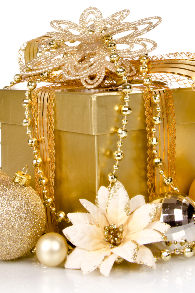 Коробка с Новогодним подарком с елочными  шариками на белом фоне