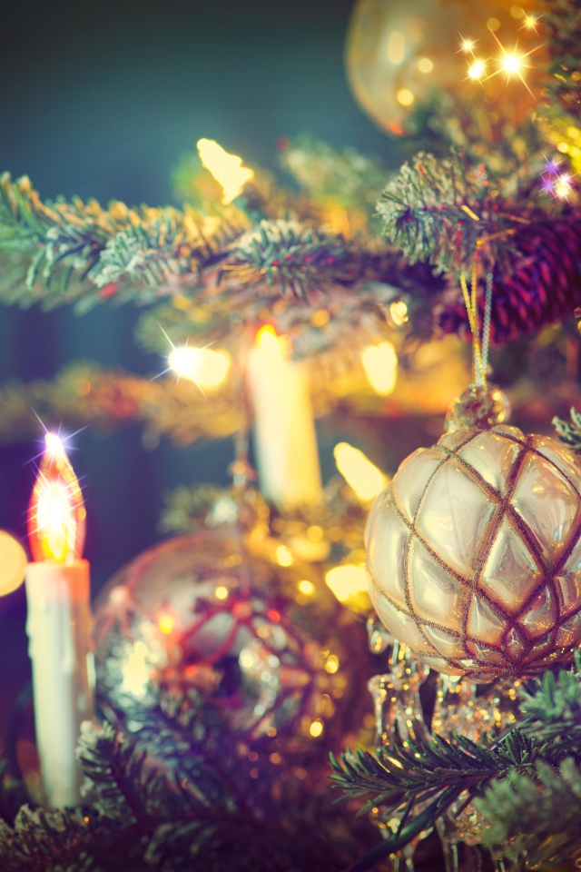 Блестящий новогодний шар на елке с гирляндами на новый год 2018