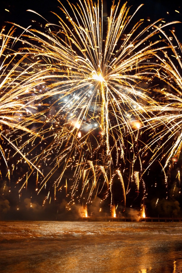 Яркие вспышки новогоднего салюта