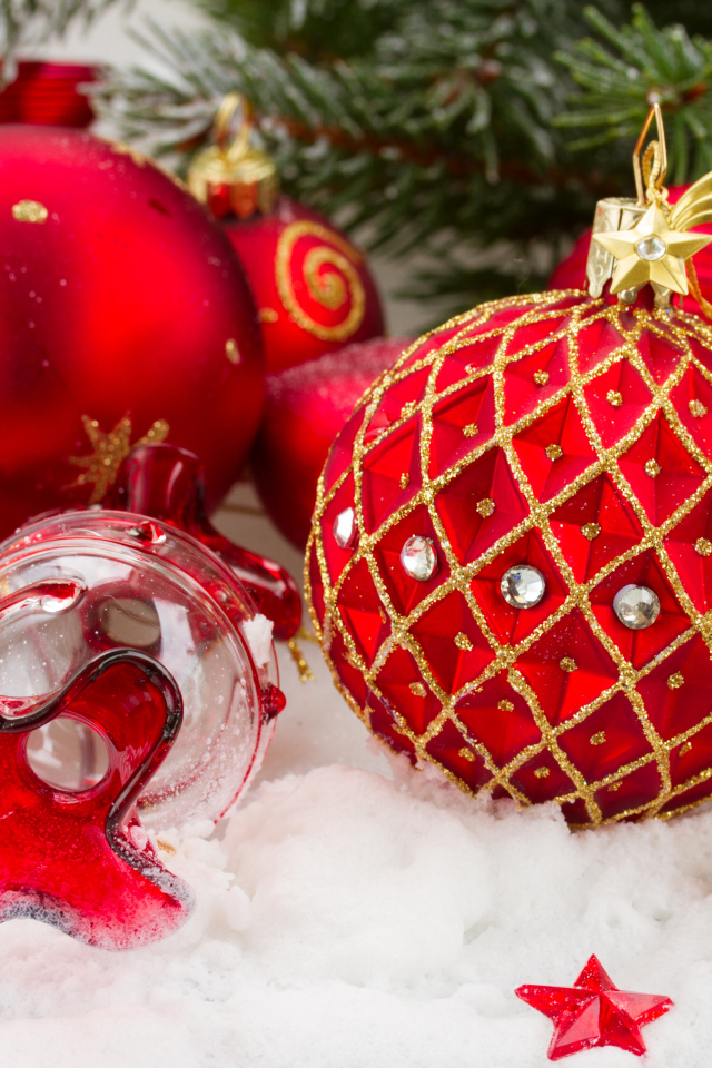 Яркие красные новогодние шары на елку