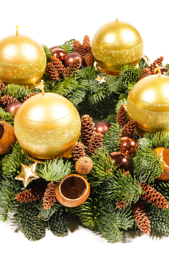 Рождественский венок с золотыми свечами на белом фоне
