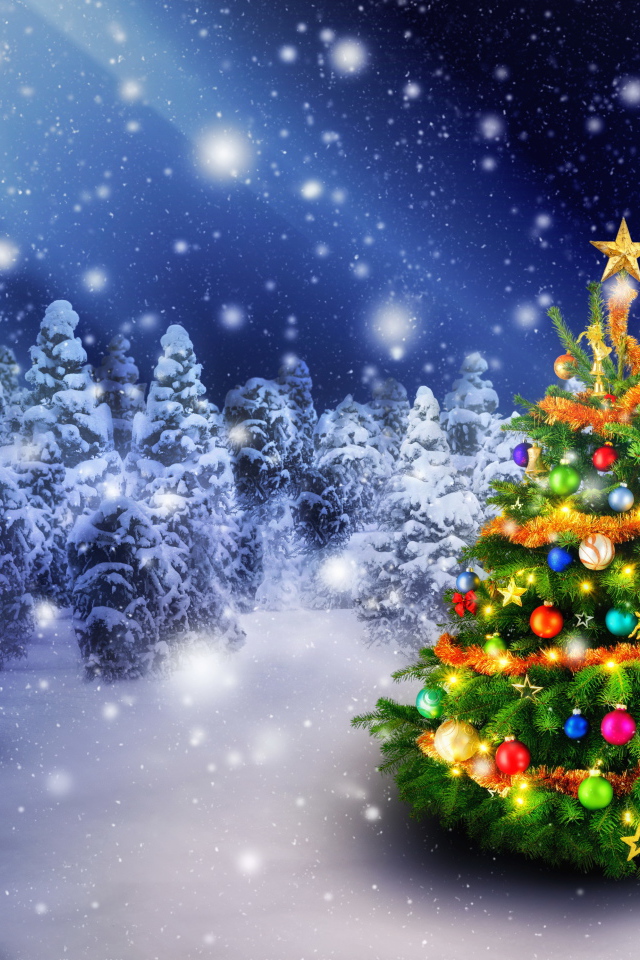 Наряженная елка в покрытом снегом лесу на новый год 2018