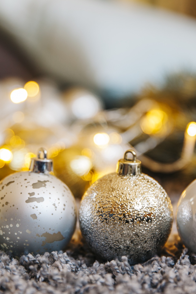 Четыре разноцветных елочных шарика