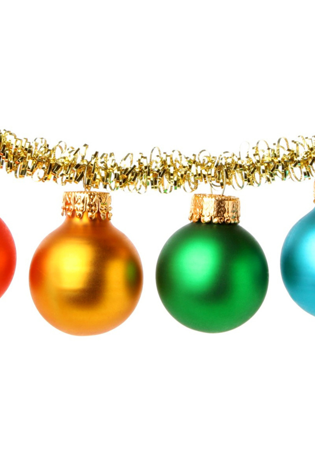 Разноцветные елочные шары на белом фоне