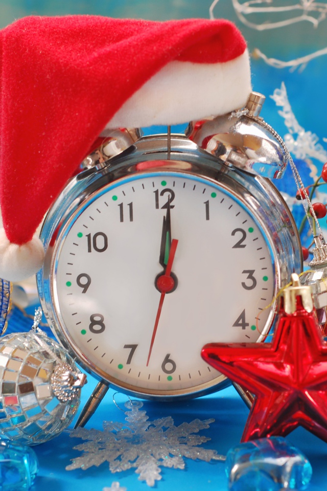 Новогодний будильник показывает двенадцать