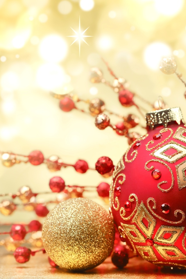 Красный елочный шар с украшениями для Нового года