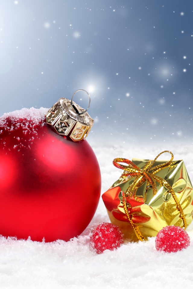 Красный елочный шар с маленькими подарками