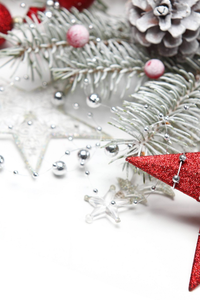 Красная новогодняя звезда в праздничном декоре