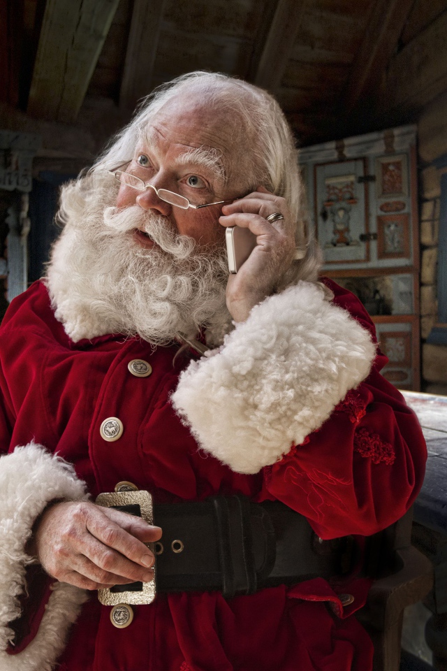 Санта Клаус разговаривает по мобильному телефону