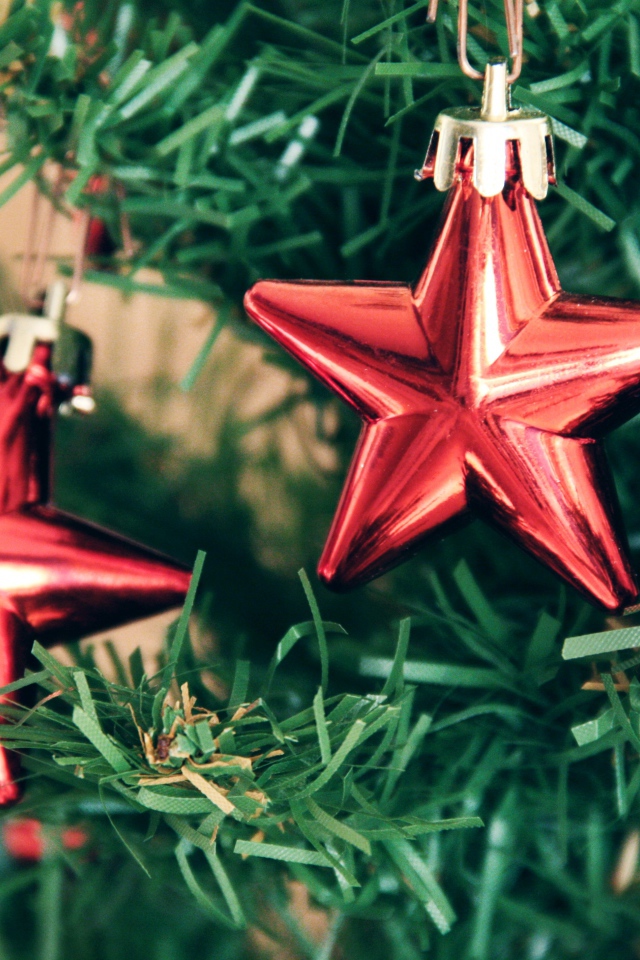 Две красные звезды на елке на Новый год, 2018