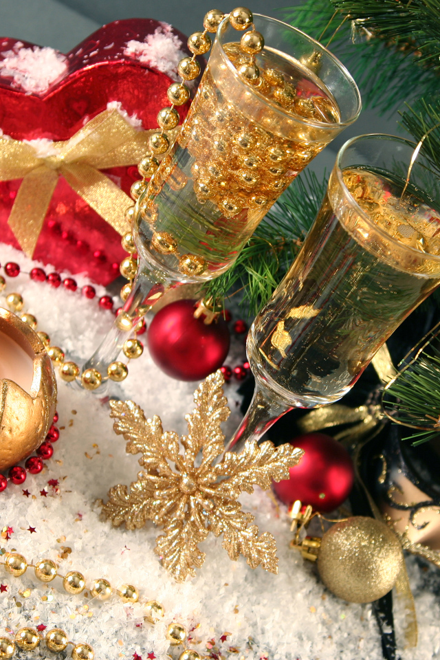 Два фужера с шампанский с новогодним декором под елкой
