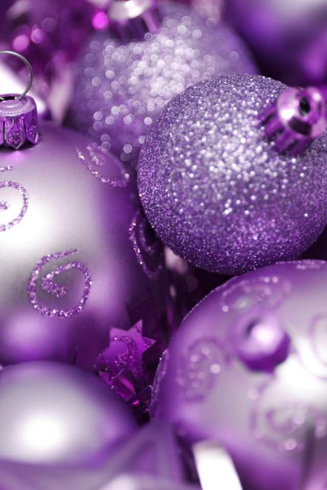 Фиолетовые новогодние елочные шары