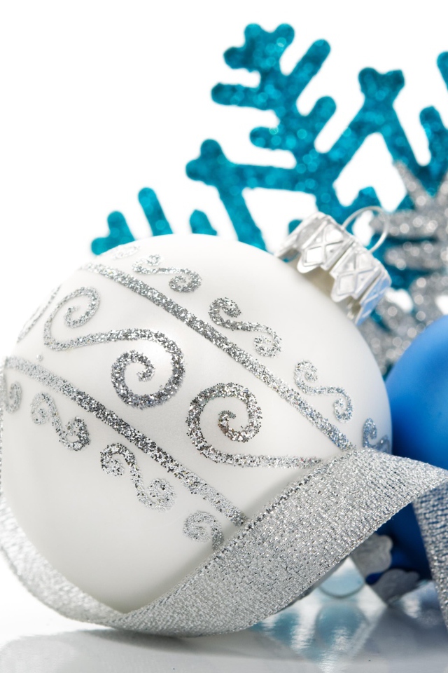 Белый и голубой елочные шары с яркой лентой на белом фоне