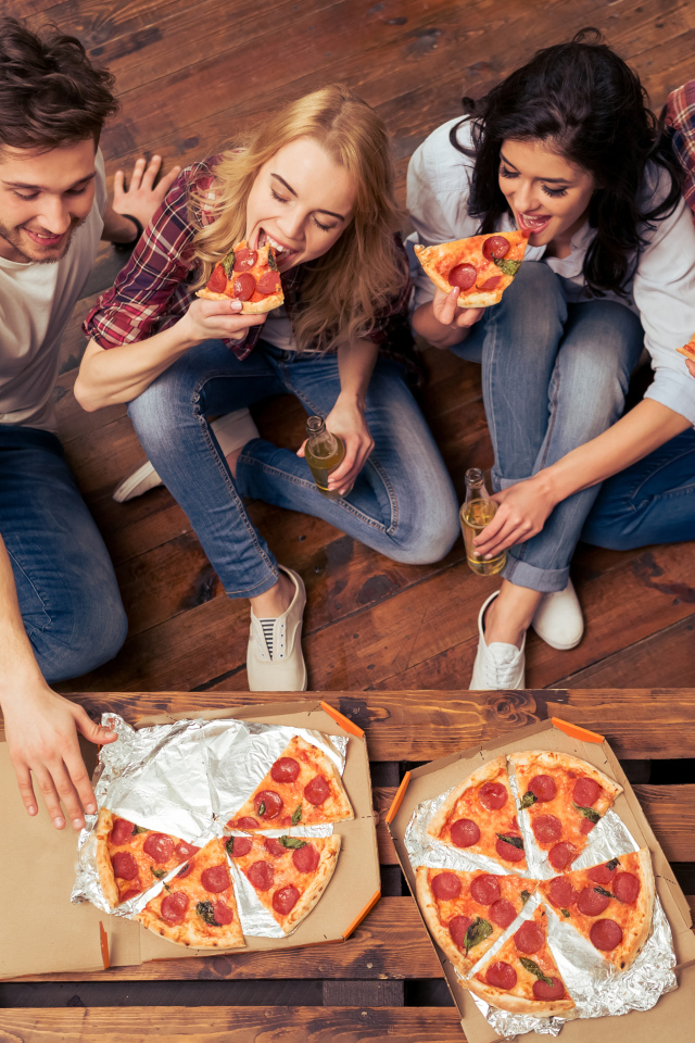 Компания друзей ест аппетитную пиццу