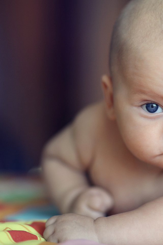 Маленький ребенок с серьезным взглядом