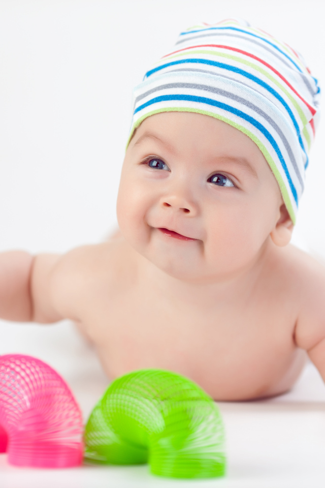 Грудной ребенок с разноцветными игрушками