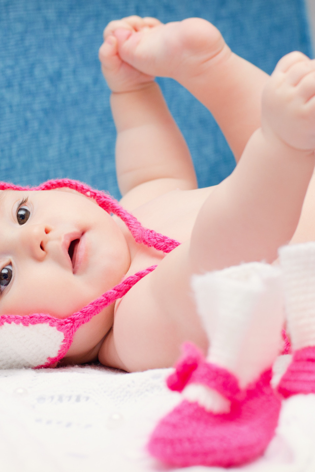 Милый грудной ребенок в вязаной шапке