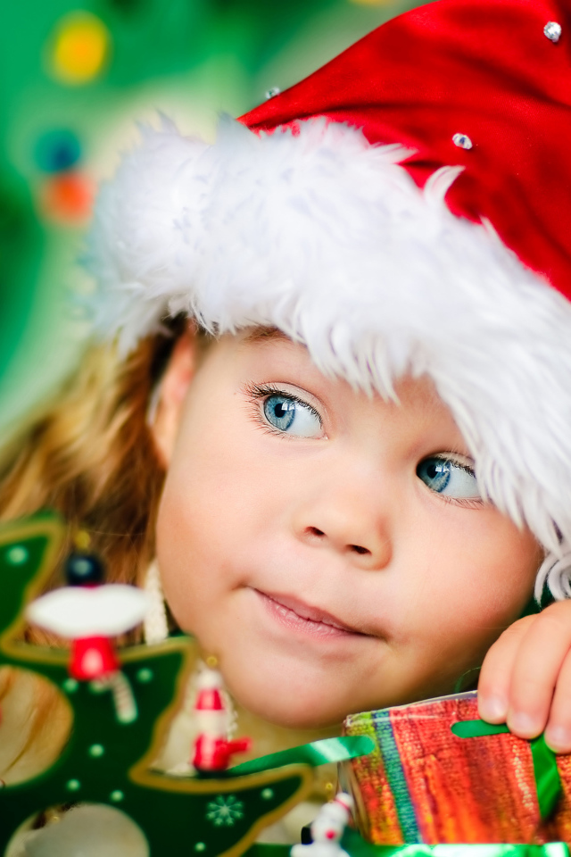 Милая маленькая девочка в шапке Санты