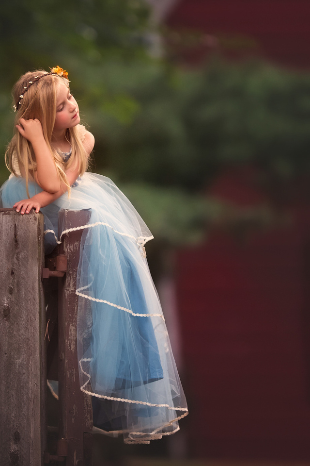 Девочка в красивом длинном голубом платье 