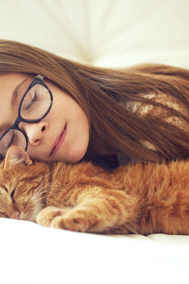 Девочка в очках спит с рыжим котом