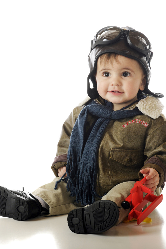 Маленький ребенок в костюме пилота 