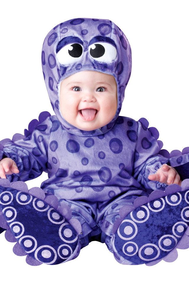 Маленький улыбающийся малыш в забавном костюме