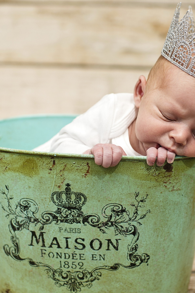 Спящий грудной ребенок с короной на голове