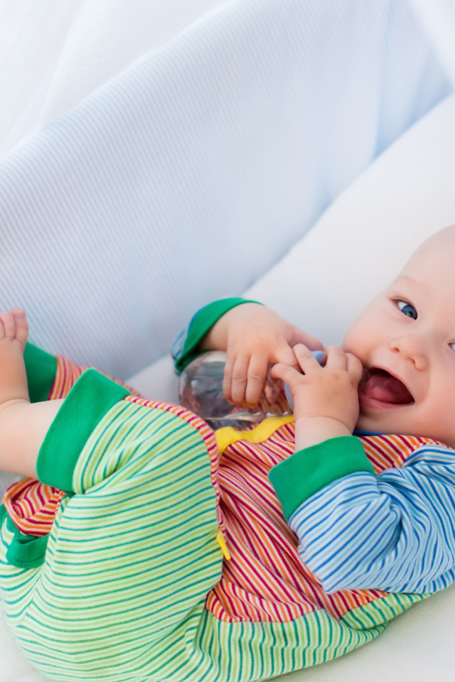 Маленький грудной ребенок в кроватке