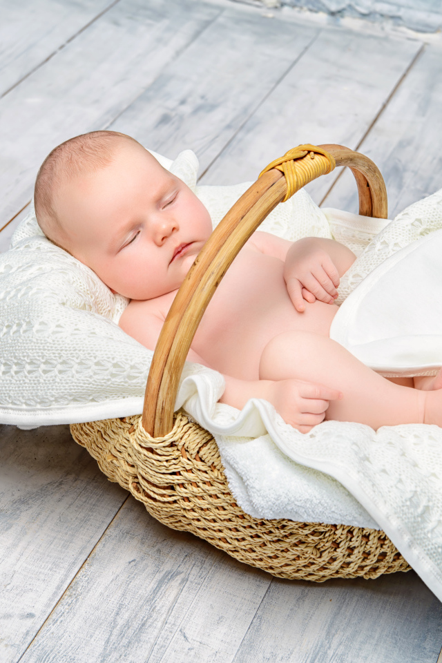 Маленький младенец спит в корзине