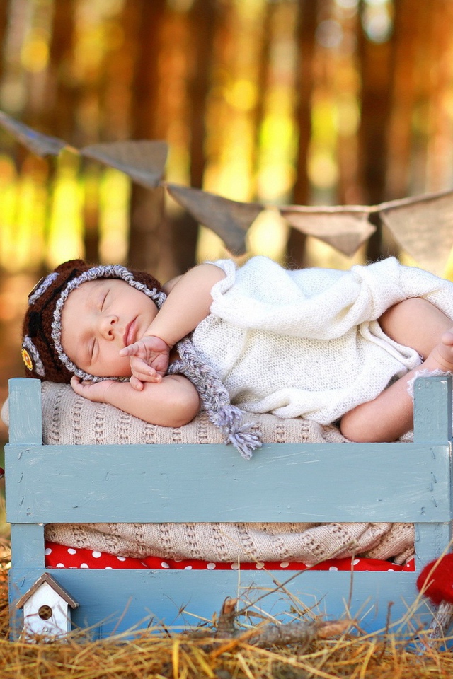 Маленький ребенок спит на природе 