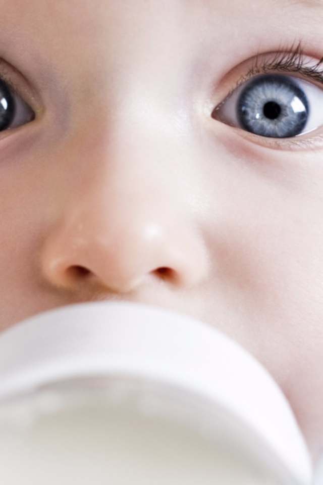 Маленький ребенок с большими голубыми глазами 