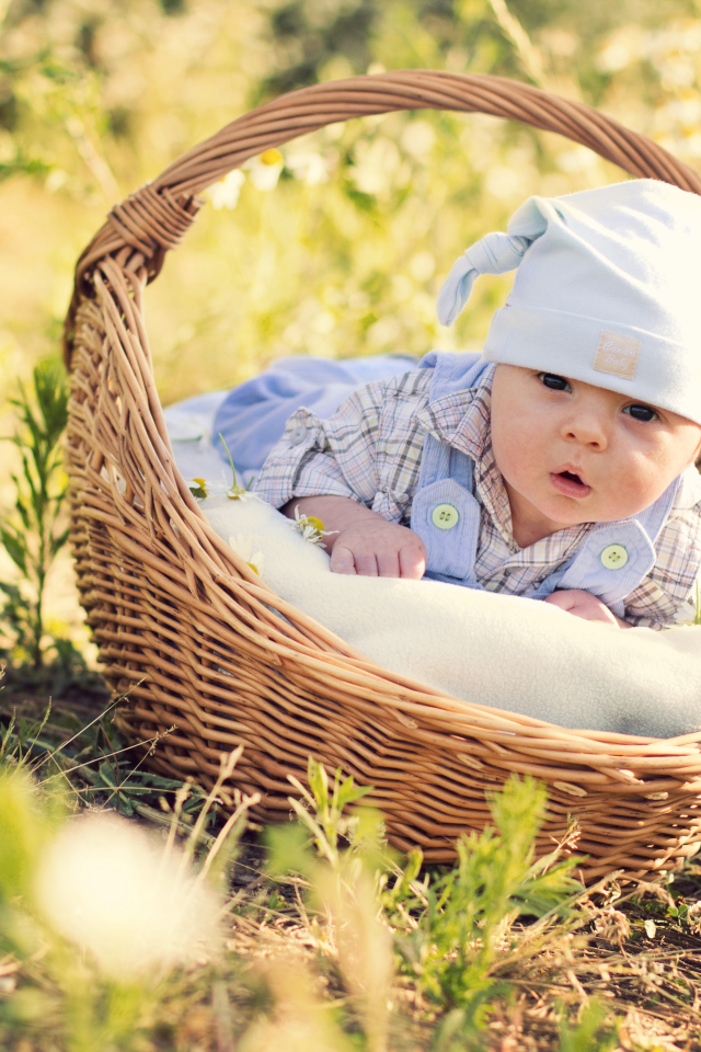 Маленький милый младенец лежит в корзине