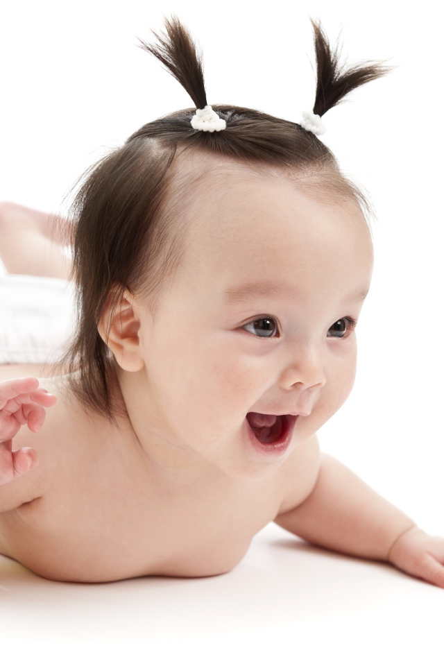 Девочка младенец с хвостиками на голове