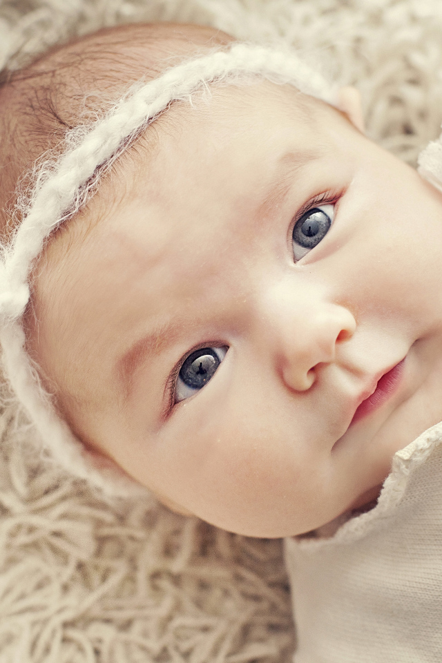 Красивая голубоглазая малышка с повязкой на голове