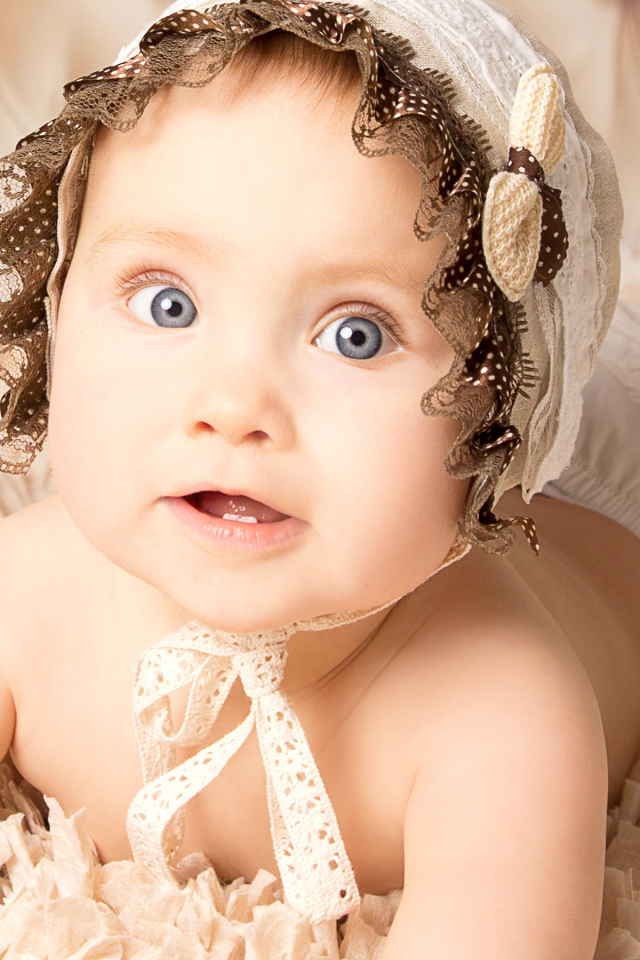 Красивая голубоглазая девочка в шапке