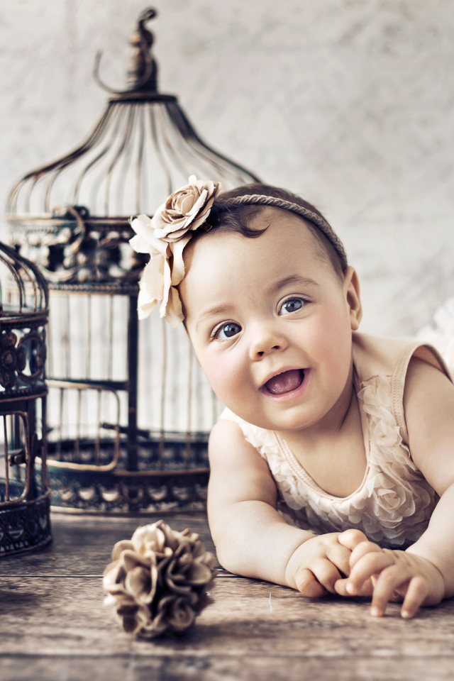 Красивая девочка с железными клетками для птиц