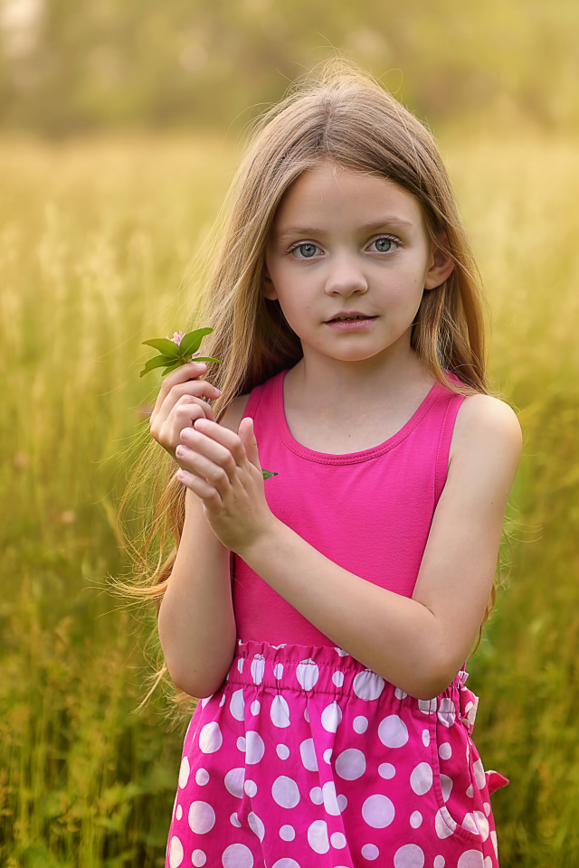 Красивая зеленоглазая девочка шатенка в поле
