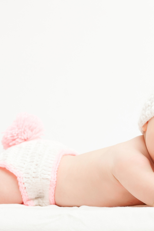 Милый улыбающийся младенец в вязаном костюме