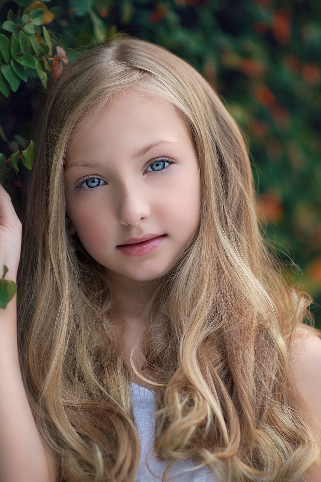 Выразительный взгляд маленькой девочки с длинными волосами