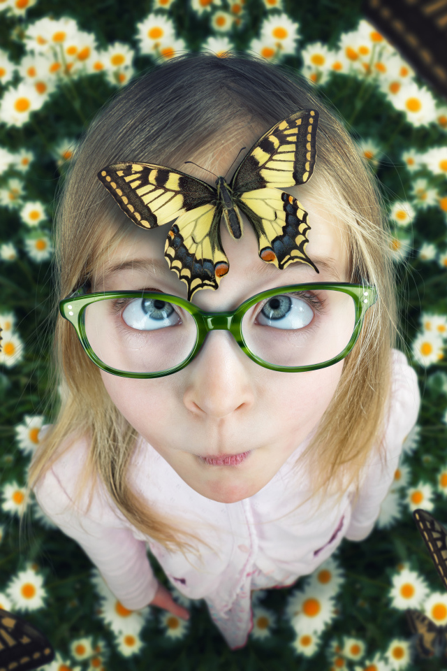 Забавная девочка в очках с бабочкой на голове