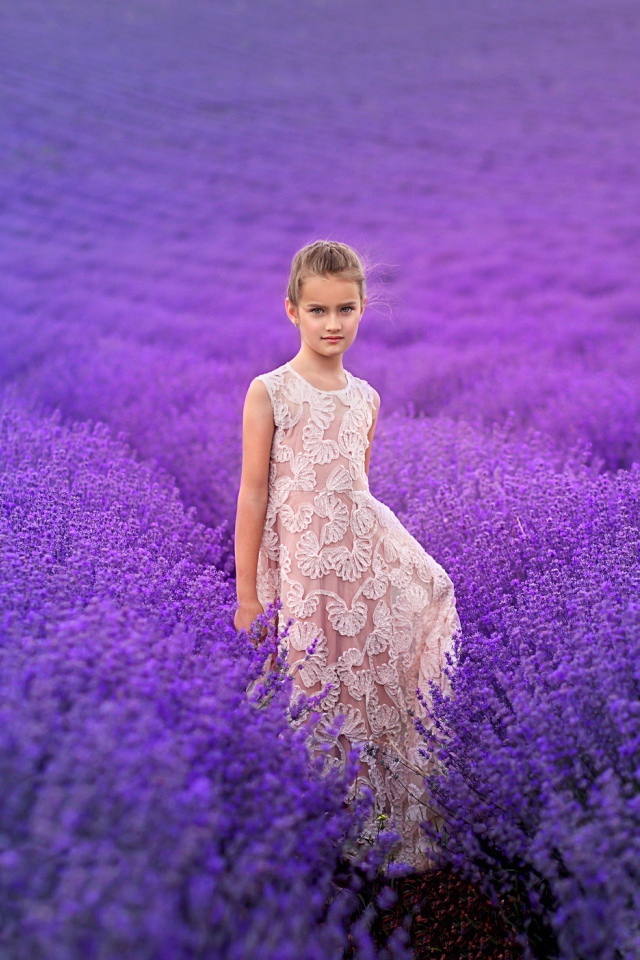 Девочка в красивом платье на лавандовом поле